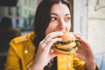 கொரோனா நோயாளிகளே! தப்பி தவறி கூட அந்த உணவுகளை சாப்பிடாதீங்க.. உயிருக்கே ஆபத்தை ஏற்படுத்துமாம்