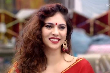 கடற்கரை புகைப்படத்தை வெளியிட்டு இணையத்தை பற்ற வைத்த பிக் பாஸ் ஷெரின்..