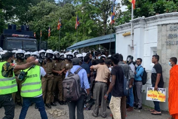 கல்வி அமைச்சுக்கு முன்பாக பதற்றம் - கலகத்தடுப்பு காவல்துறை குவிப்பு!