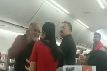 விமானத்தில் பணிப்பெண்ணிடம் அத்துமீறிய பயணி - அதிரடியாக இறக்கிவிட்ட அதிகாரிகள்