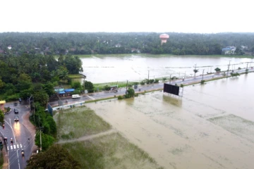 கொட்டித்தீர்த்த மழையால் வெள்ளக்காடான அம்பாறை ; விவசாயிகள் கவலை