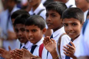 யாழில் மாணவர்களை தாக்கிய ஆசிரியர் கைது