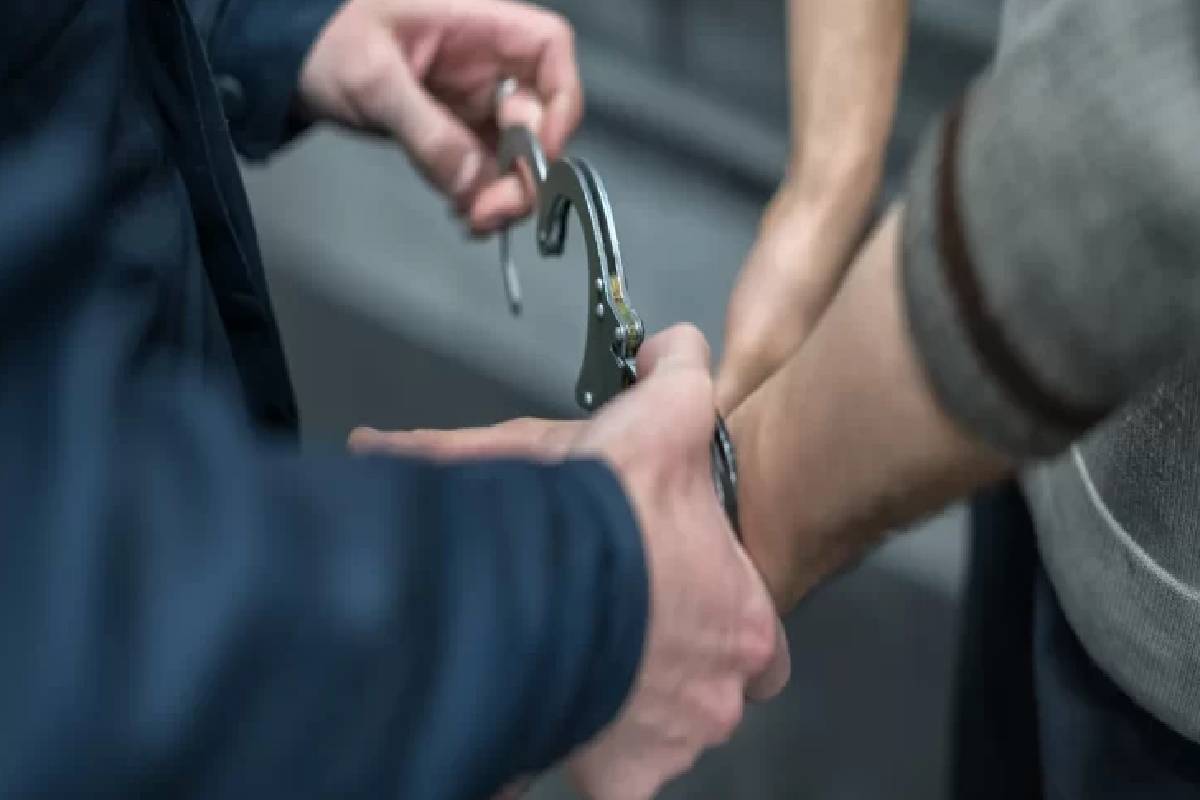 யாழில் அதிரடி கைதான மருந்து விற்பனை பிரதிநிதிகள் ; இரகசிய தகவலால் அம்பலமான விடயம் | Drug Sales Representatives Arrested In Jaffna