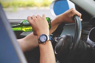 போதையில் சொந்த காரை பறிகொடுத்துவிட்டு மெட்ரோ ஏறி சென்ற நபர்