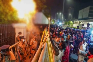 மகிந்த தொடர்பில் வெளியான தகவல்! பட்டாசு கொளுத்தி ஆரவாரம் செய்த போராட்டக்காரர்கள் (PHOTOS)