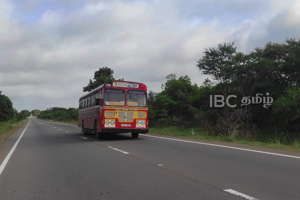 பாடசாலை மாணவர்களை ஏற்றாது செல்லும் பேருந்துகள் - ஆத்திரமடைந்து வீதியை மறித்த பெற்றோர்! | Sri Lanka Mullaitivu School Student Protest