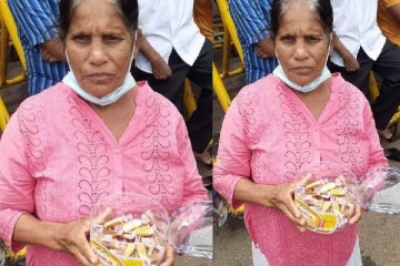 போராட்ட களத்தில்  இனிப்புகளோடு ஒரு அன்னை!