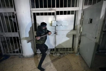 சிரியாவின் முன்னாள் ஜனாதிபதி நடத்திய சிறைச்சாலைகளை மூடுவதற்குத் திட்டம்