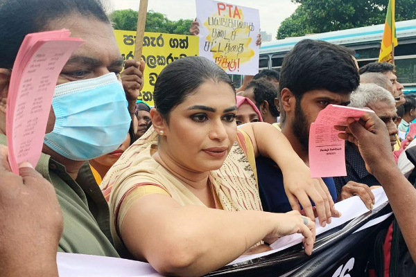 கொழும்பில் துஷ்பிரயோகத்திற்கு உள்ளானதாக ஹிருணிகா பரபரப்புக் குற்றச்சாட்டு | Hirunika Goes To Human Rights She Abused By Cops கொழும்பில் துஷ்பிரயோகத்திற்கு உள்ளானதாக ஹிருணிகா பரபரப்புக் குற்றச்சாட்டு | Hirunika Goes To Human Rights She Abused By Cops