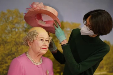 பிரித்தானிய மகாராணியின் சிலையை வழுக்கையாக வடிவமைத்த ஜேர்மன் அருங்காட்சியகம்!