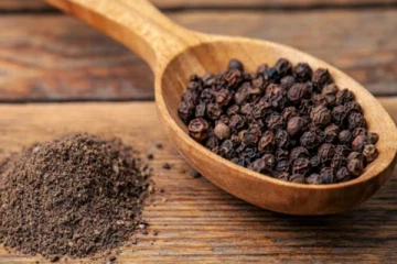 மிளகு தூளுடன் சிறிதளவு தேன் கலந்து சாப்பிடுங்க: ஏகப்பட்ட அதிசயத்தினைக் காணலாம்