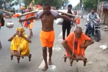 வயசான அப்பா அம்மாவை தோளில் சுமந்தபடி பாதயாத்திரை போகும் மகன்...லட்சத்துல ஒருத்தரு!