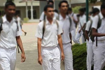 சீருடையுடன் பியருடன் பிடிபட்ட பிரபல பாடசாலை மாணவர்கள்!