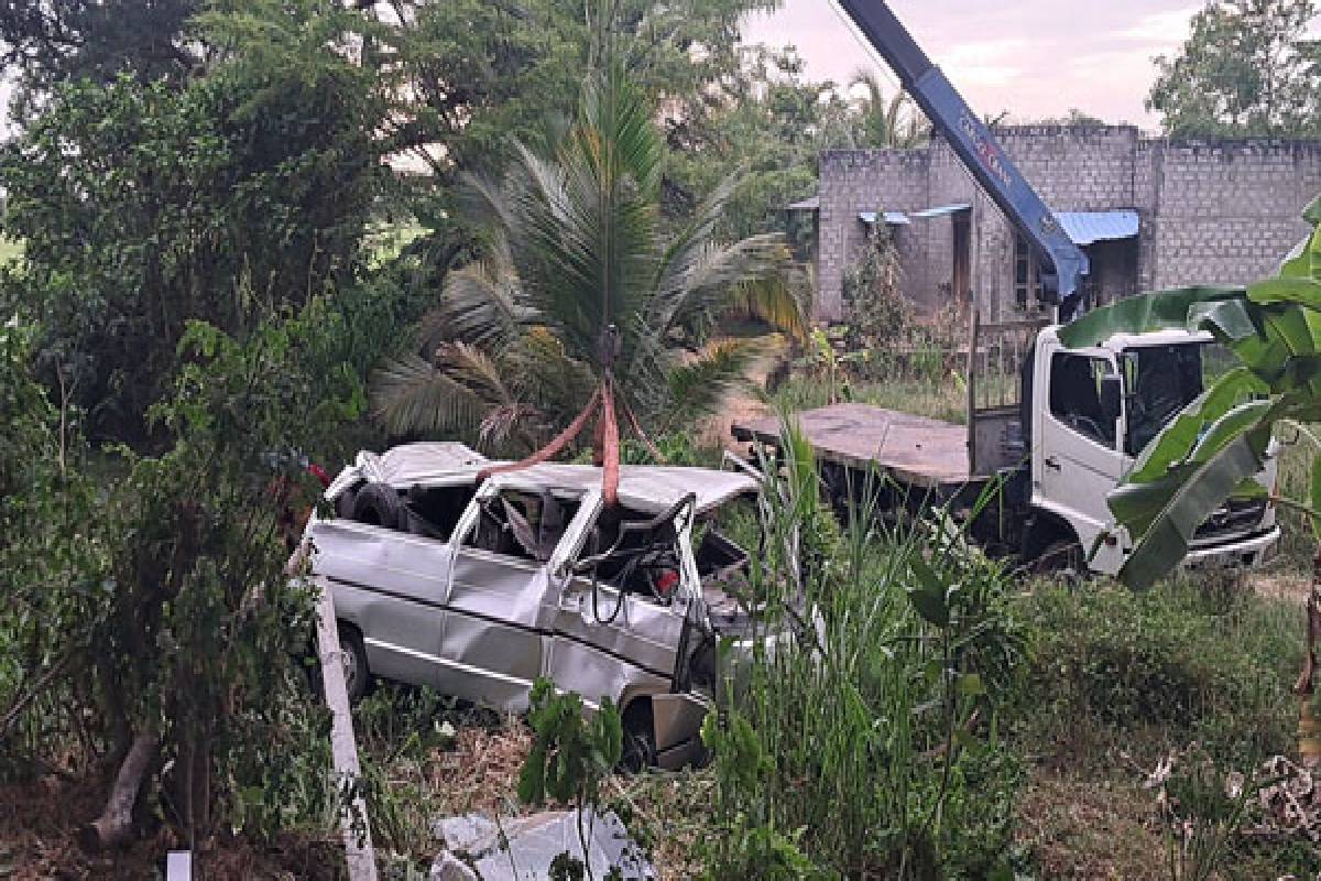 மரணவீட்டிற்கு சென்று திரும்பியவர்களுக்கு நேர்ந்த கதி | Van Overturns Three Hospitalized