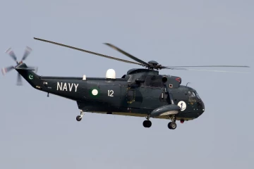 விழுந்து நொறுங்கிய பாகிஸ்தான் கடற்படை ஹெலிகாப்டர்: 3 அதிகாரிகள் பலி! வைரல் வீடியோ