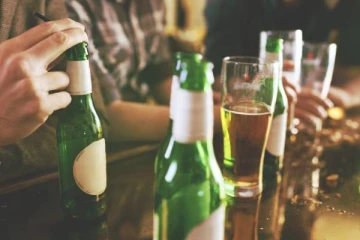 பீர் பாட்டில்களில் பழ ஆண்டுகளாக பழுப்பு, பச்சை நிறத்தை பயன்படுத்துவது ஏன் தெரியுமா?