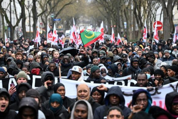 பொலிஸ் கஸ்டடியில் உயிரிழந்த புலம்பெயர் பணியாளர்: பாரீஸில் ஆயிரக்கணக்கானோர் ஆர்ப்பாட்டம் | Thousands Protest In Paris Over Death Of Immigrant