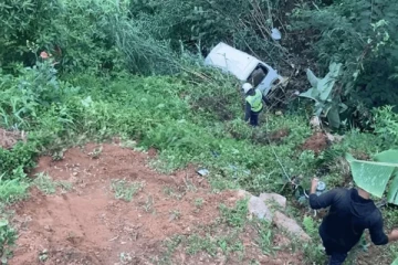 70 அடி பள்ளத்தில் வீழ்ந்து விபத்துக்குள்ளான வேன் ; எட்டு பேர் படுகாயம்