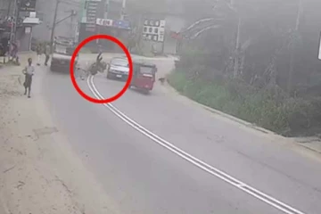 බිහිසුණු අනතුරෙන් යතුරුපැදිකරු බේරාගැනීමට සිදු කල දැවැන්ත මෙහෙයුම - සිසිටිවී දර්ශන සහිතයි ..(CCTV VIDEO)