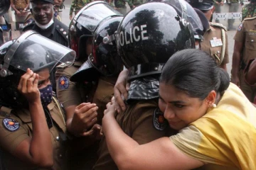 பொலிஸாரை கட்டிப்பிடித்தற்காக குற்றம் சுமத்தப்படுகிறது - ஹிருணிகா பிரேமச்சந்திர