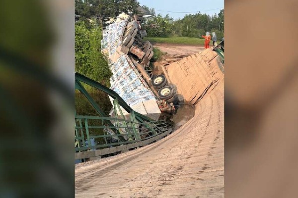 கனடாவில் திடீரென இடிந்து வீழ்ந்த பாலம் | Bridge Collapses In Nova Scotia