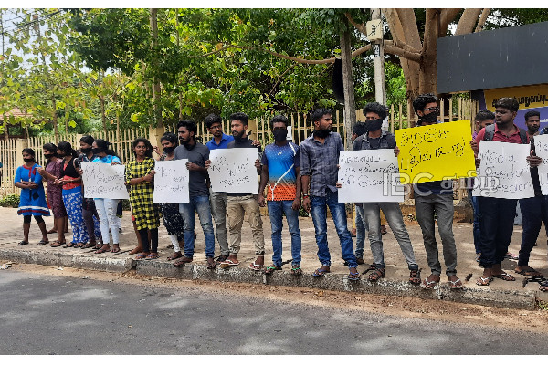 வாயில் கறுப்புத்துணிகளைக் கட்டி போராட்டத்தில் ஈடுபட்ட யாழ். பல்கலைக்கழக மாணவர்கள் | Journalist Attacked In Sri Lanka