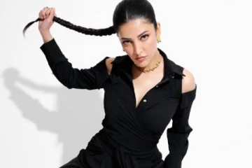 பிளாக் நிற ஆடையில் மெய்சிலிர்க்க வைக்கும் கமல் மகள் ஸ்ருதி ஹாசன்...