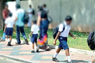 வாயிற் கதவை  பூட்டி  ஆசிரியர்கள்  மாணவர்களை தவிக்கவிட்ட அதிபர்