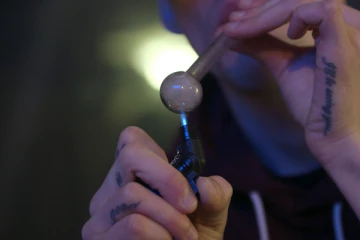 අයිස් කනවද? අයිස් ගහනවද? ලොව අංක එකේ ප්‍රබලයාගේ ඇත්ත කතාව.