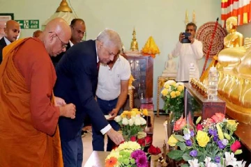 லண்டனில் பௌத்த விகாரையில்  வழிபாடுகளில் ஈடுபட்ட ஜனாதிபதி