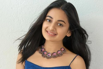 இது உடையா, இல்ல.. 20 வயதில் அப்படியொரு உடையில் வந்த கமலின் ரீல் மகள்