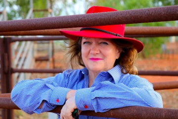 තම උපන්දිනයට සේවකයින්ට ඩොලර් ලක්ෂයක් දුන් ව්‍යාපාරිකාව - (PHOTOS)