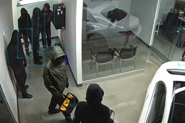 கனடாவில் கார் கொள்ளைச் சம்பவத்துடன் தொடர்புடைய இருவர் கைது | Two Suspects Charged For Vehicle Theft