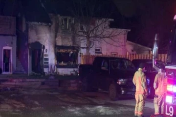 தீ விபத்தில் சிக்கிய நபரையும் நாயையும் மீட்ட அதிகாரிகள்