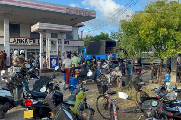 மன்னாரில் அதிகாலையில் இருந்தே நீண்ட வரிசையில் காத்திருக்கும் மக்கள்! | Mannar People Early Morning Stand Fuel Station