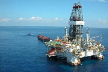 உக்ரைன் போர்: ரஷ்யாவின் கச்சா எண்ணெய்க்குத் தடை விதிக்க முடியாதது ஏன்?