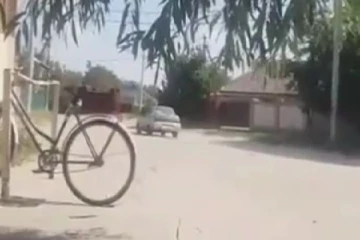 ரஷ்ய படைஅதிகாரிகள் பயணித்த கார் வெடித்து சிதறியது (காணொளி)