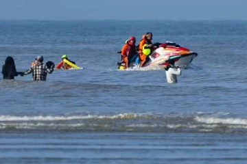 கத்தியுடன் கடலுக்குள் இறங்கும் பிரான்ஸ் பொலிசார்: பிரித்தானியாவுக்குள் நுழையும் புலம்பெயர்வோரைத் தடுக்க புதிய நடவடிக்கைகள்