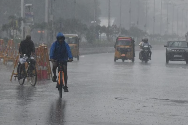 சென்னைக்கு அருகே கரையை கடக்கும் டிட்வா புயல்.., 4 மாவட்டங்களுக்கு இன்று ரெட் அலர்ட் | Ditwah Cyclone Red Alert For 4 Districts In Tn