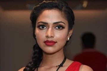 கையில் மது பாட்டிலுடன் போஸ் கொடுத்த அமலா பால், இன்ஸ்டாவில் அவர் வெளியிட்ட புகைப்படம்..