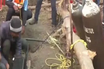 08 හැවිරිදි දරුවෙක් පැය 16කට අධික කාලයක් පටු ළිඳක සිර වෙලා - ගැලවුම්කරුවන් ඔක්සිජන් පොම්ප කරමින් සිටියි.. සංවේදී පුවතක්.