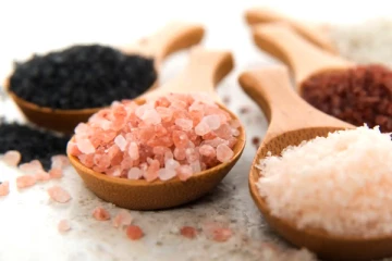 கருப்பு உப்பு, பிங்க் உப்பு, வெள்ளை உப்பு இவற்றில் எது ஆரோக்கியத்திற்கு நல்லது?