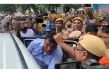 இளைஞர் காங். தலைவர் ஶ்ரீநிவாஸை தலைமுடியை பிடித்து இழுத்துச் சென்ற போலீசாரால் பரபரப்பு