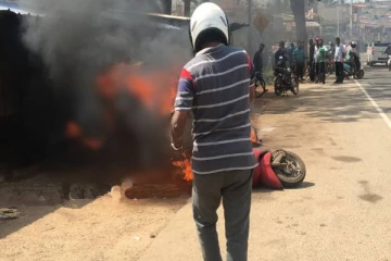 வவுனியாவில் திடீரென அடுத்தடுத்து தீப்பற்றி எரிந்த மோட்டார் சைக்கிள்கள்!