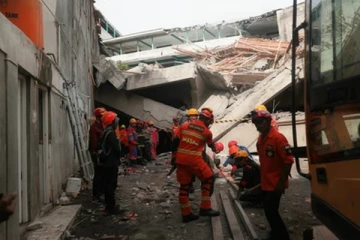 இந்தோனேசியா கட்டட விபத்தில் 60 மாணவா்கள் தொடா்ந்து மாயம்