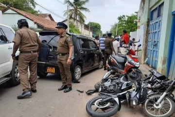 யாழில் தொலைபேசி விற்பனை நிலைய உரிமையாளர் மீது வாள் வெட்டுத்தாக்குதல்