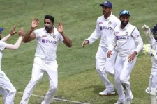 இலங்கை ஜாம்பவான் முத்தையா முரளிதரன் சாதனையை முறியடித்த அஸ்வின்!