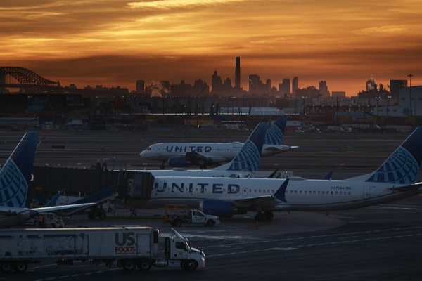ஒரே நாளில் 1000 விமானங்கள் ரத்து - என்ன காரணம்? | Us Winter Storm Chaos Over 1 000 Flights Cancel