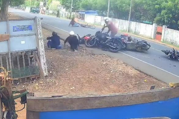 யாழில் இன்று இடம்பெற்ற கோர விபத்து; ஐந்து பேருக்கு நேர்ந்த கதி | Accident Two Wheeler Three Motorcycles Jaffna