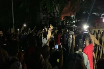 தீவிரமடையும் போராட்டங்கள்!சபாநாயகர் இல்லத்திற்கு முன்பாக பதற்றநிலை